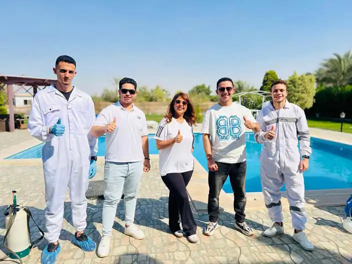 فريق الشركة الالمانية لمكافحة الحشرات في التجمع الخامس والقاهره مع عملائها السعداء